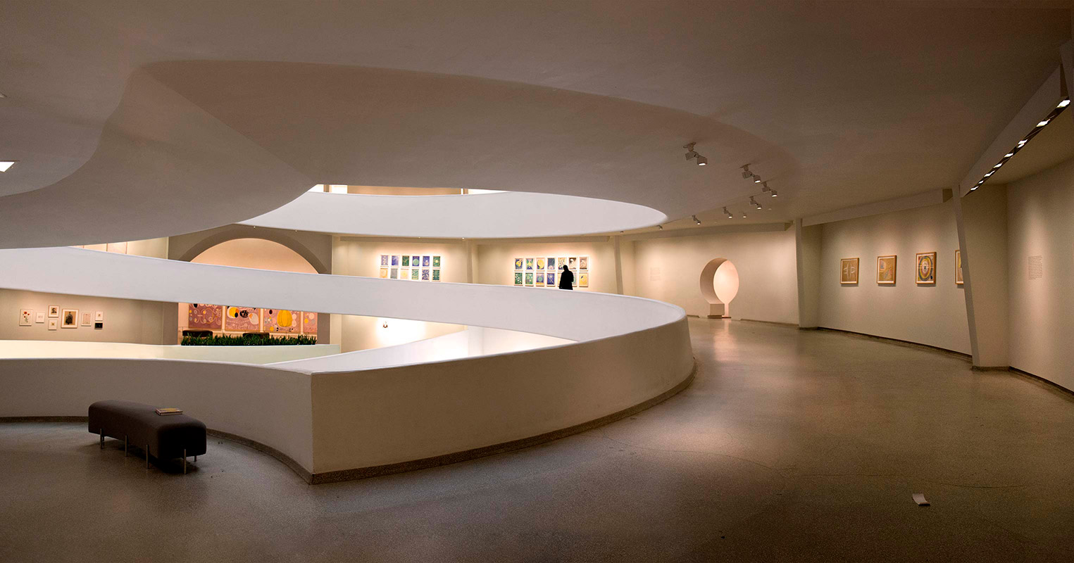 Foto del museo Guggenheim en Nueva York con un solo visitante