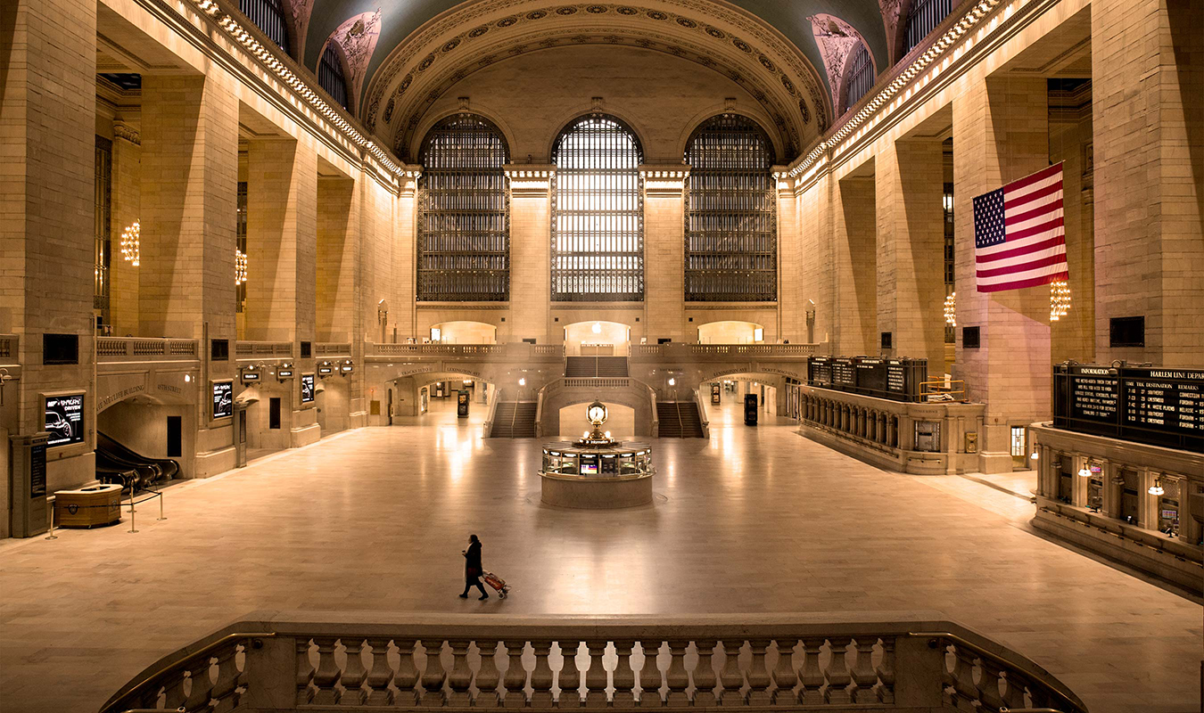 Foto de la estación Central de nueva york con una sola persona que lleva un carrito de la compra