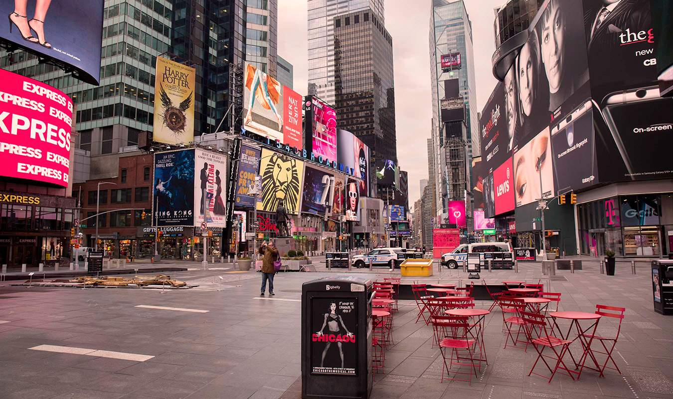 Foto de Times Square con un solo turista haciendo fotos