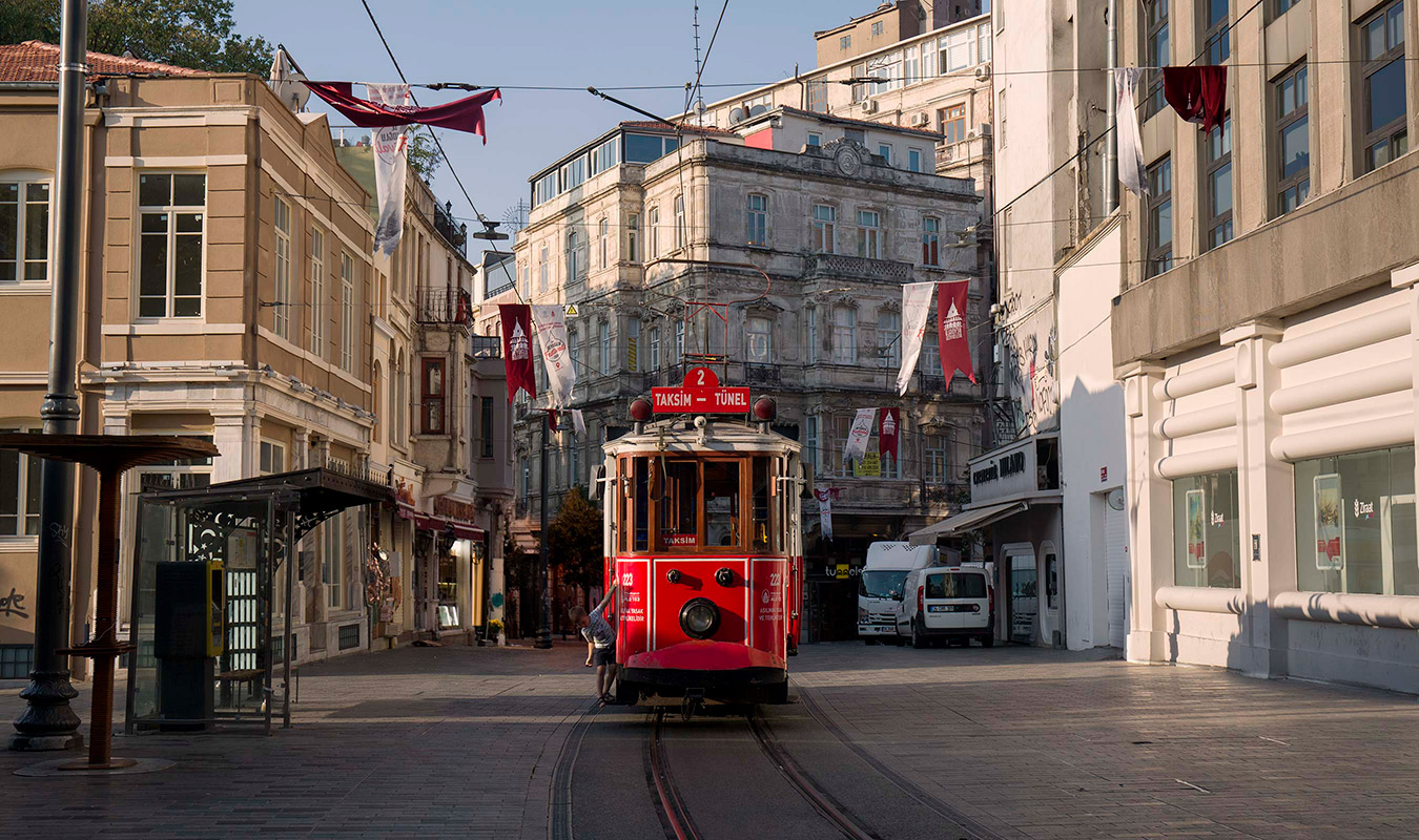 Foto de la calle de Estiklal en Estambul con un tranvía en medio