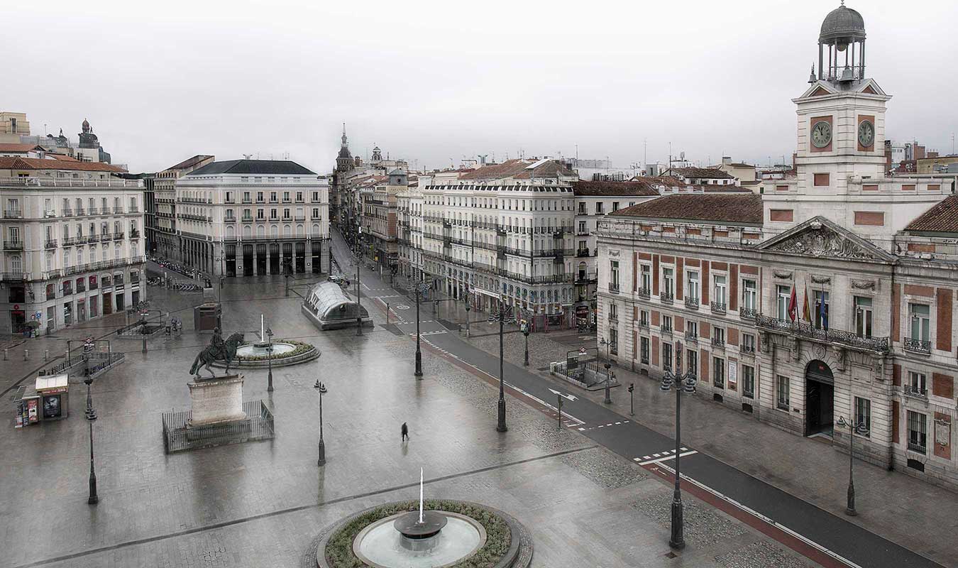 Foto de la Puerta del Sol con un solo vioandante