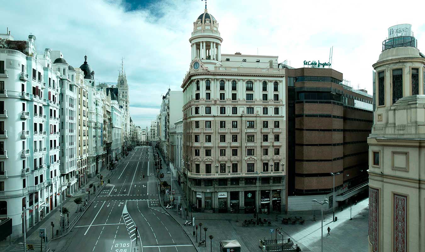 Foto de la Plaza de Callao en Madrid con una sola chica que va de camino con prisas a la universidad