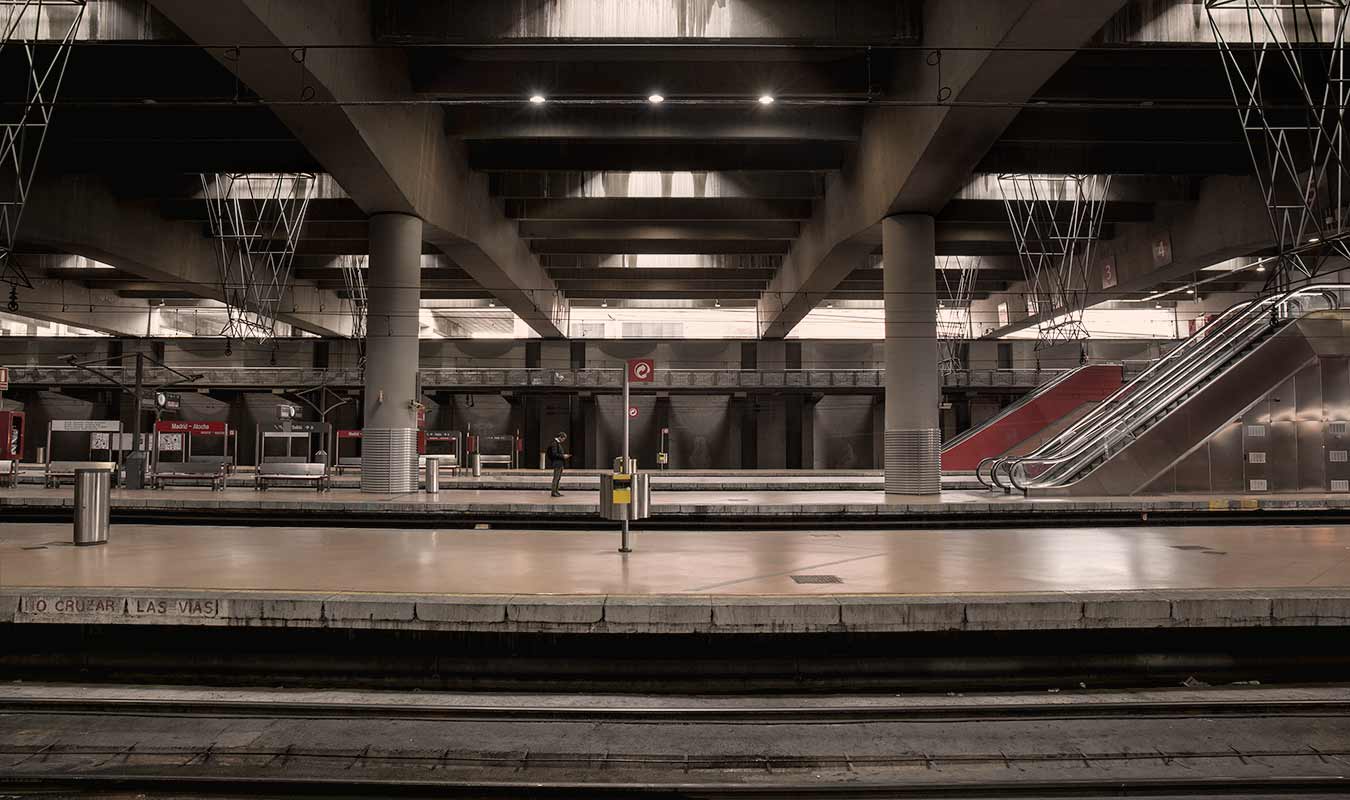 Foto de la estación de Atocha con un solo viajero