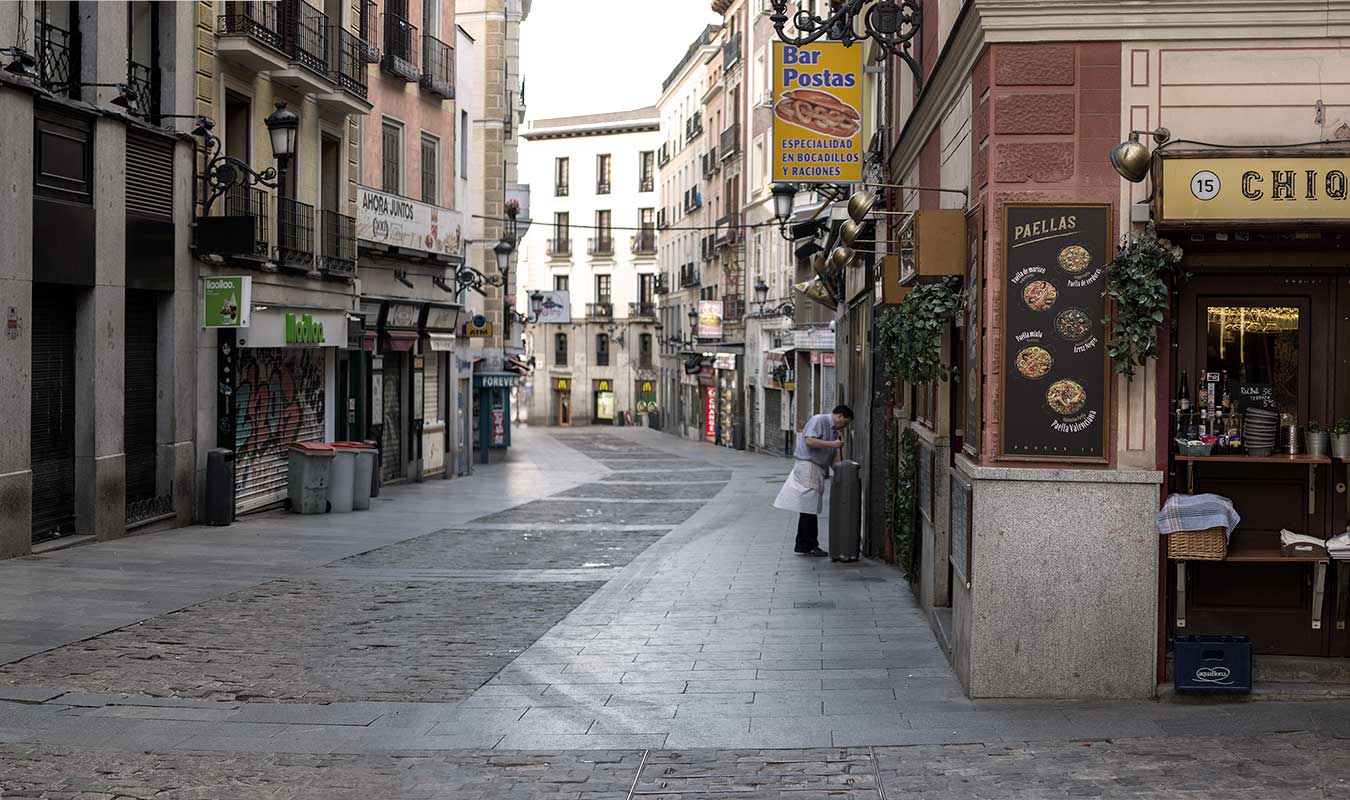 Foto de la calle postas con un solo camarero barriendo la calle