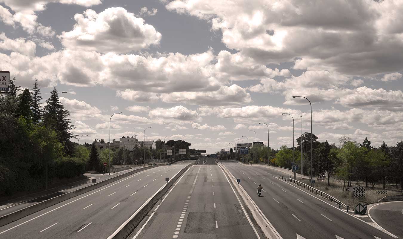 Foto de la carretera de la Coruña con una sola persona en moto