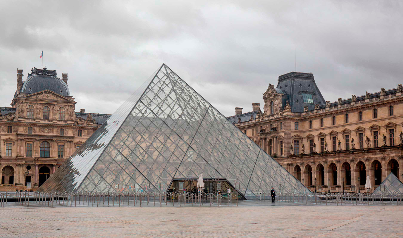 Foto del exterior del Museo del Louvre en Paris